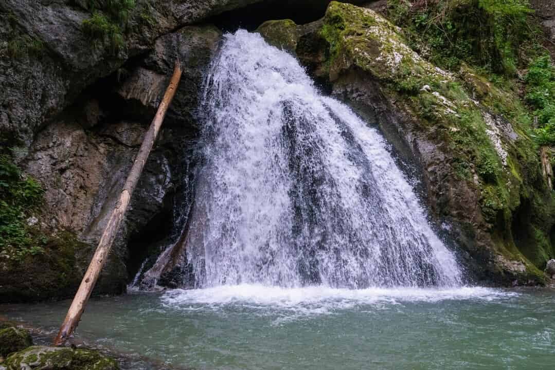 All-arthroscopic treatment of combined anterior and posterior cruciate ligament tibial avulsion fractures: A case report and literature review